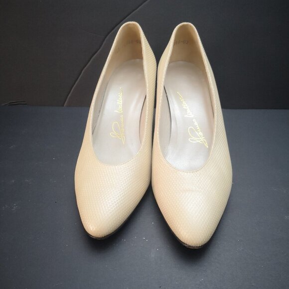 Thomas Wallace Ladies Size 7 Ivory Faux Leather Low Heel Pump Shoes - Picture 4 of 8